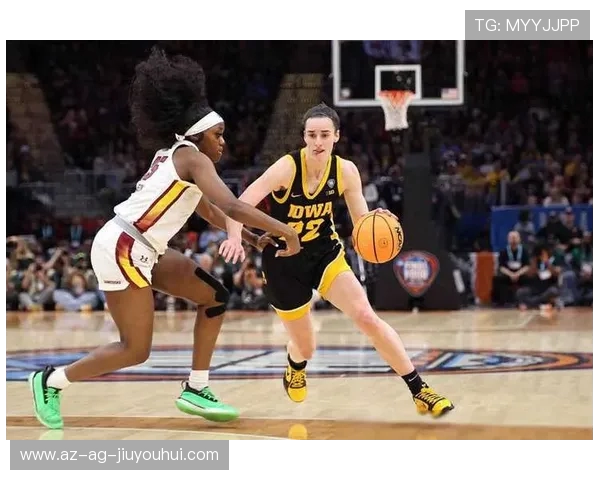 从篮球场中圈精准一脚踢进足球门展现惊人脚法与跨界运动魅力